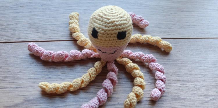 hand knitted octopus for nicu babies, nicu babies befriend crochet octopi, hand knitted octopus, toys for premature babies, tiniest patients, neonatal intensive care unit