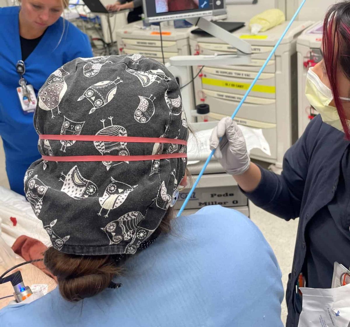 emergency room team performing lifesaving intubation on patient, Hitting the mark, setting standards for lifesaving care, Visualizing the airway with video and intubating patients, laryngoscope, study comparing tracheal intubation using video guidance